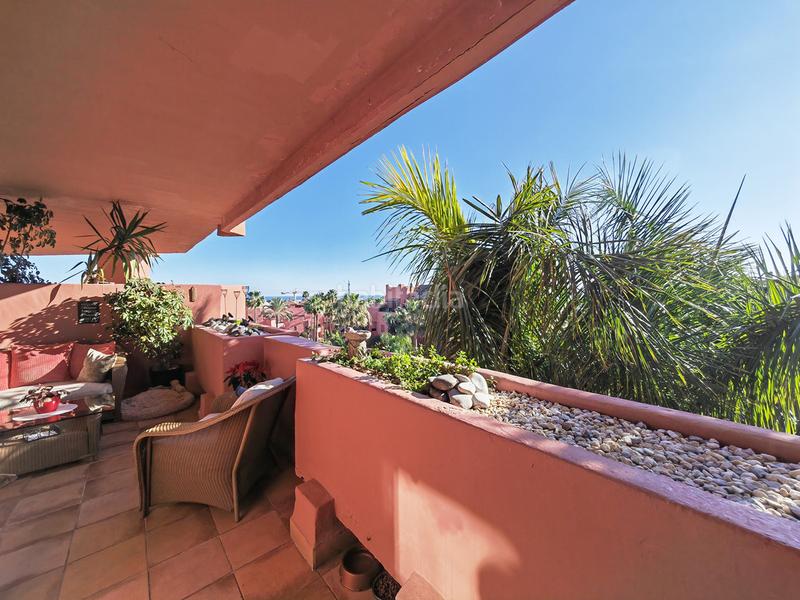 Foto 8f5ab713-3c6d-4a12-9689-b90baa33a381. Apartamento  de 2 dormitorios con piscina comunitaria, garaje y vistas al mar en Estepona