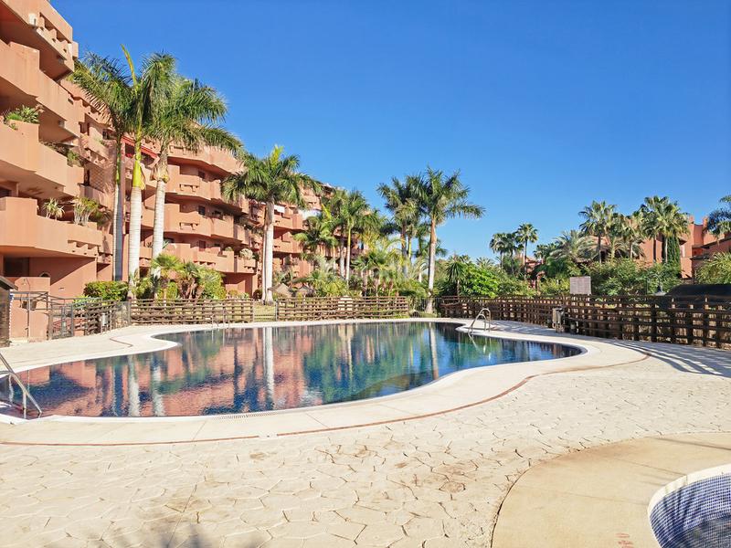 Foto ceba6ea6-d283-4cc3-b491-bac453ec46a7. Apartamento  de 2 dormitorios con piscina comunitaria, garaje y vistas al mar en Estepona