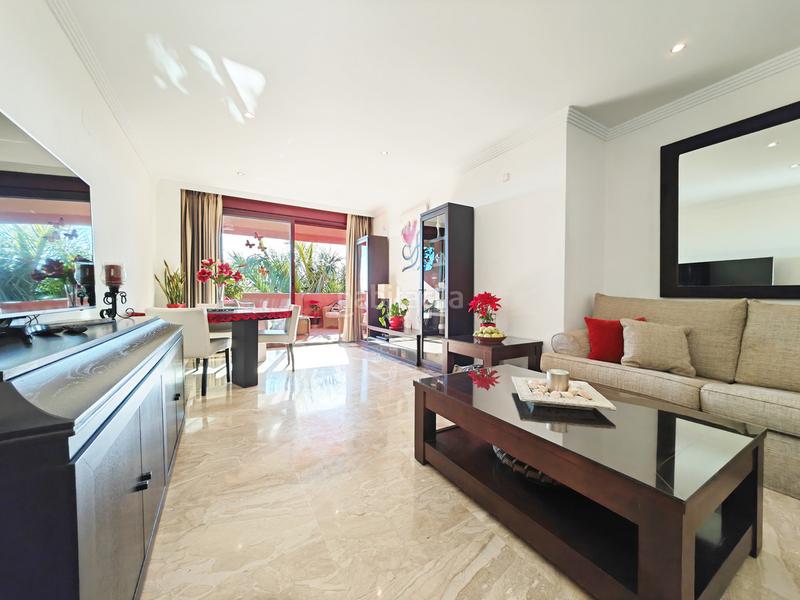 Foto eed18183-e2e6-4450-804a-7fb7ec83555f. Apartamento  de 2 dormitorios con piscina comunitaria, garaje y vistas al mar en Estepona