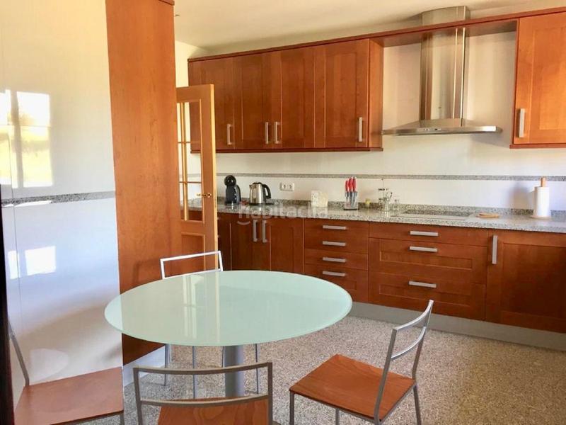 Foto 3556f13a-4df4-4feb-8447-e2c98c4c1f95. Apartamento amplio apartamento con terraza, piscina comunitaria y parking en Estepona