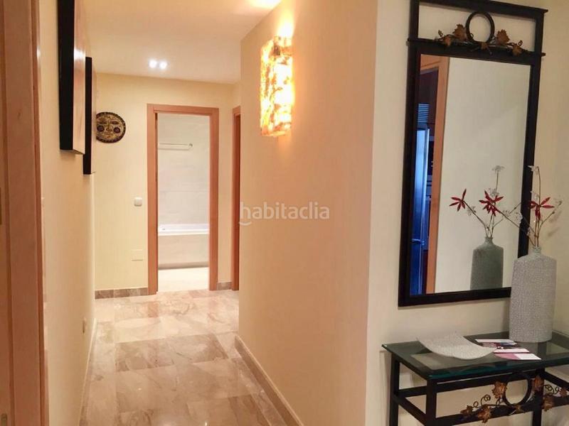 Foto c5abbeea-e9e7-45e1-8383-f17f8d642b27. Apartamento amplio apartamento con terraza, piscina comunitaria y parking en Estepona