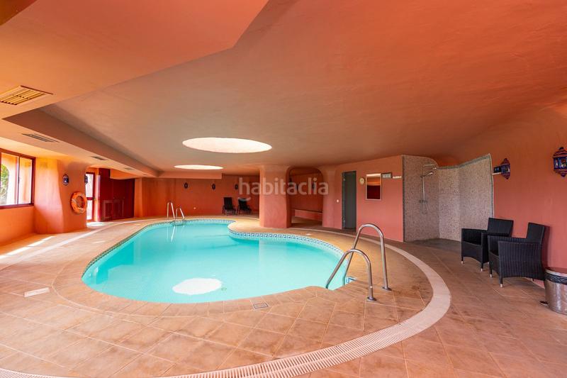 Foto 100508c9-deca-4a09-94ff-de624a06abd6. Apartamento lujoso apartamento en planta baja esquinera con vistas al jardín, cocina renovada y piscina comunitaria en Estepona