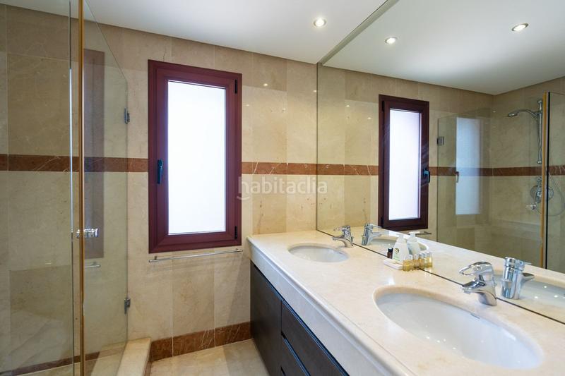 Foto 14cf7e2c-41b3-440d-a7a2-6d2136b65fd7. Apartamento lujoso apartamento en planta baja esquinera con vistas al jardín, cocina renovada y piscina comunitaria en Estepona