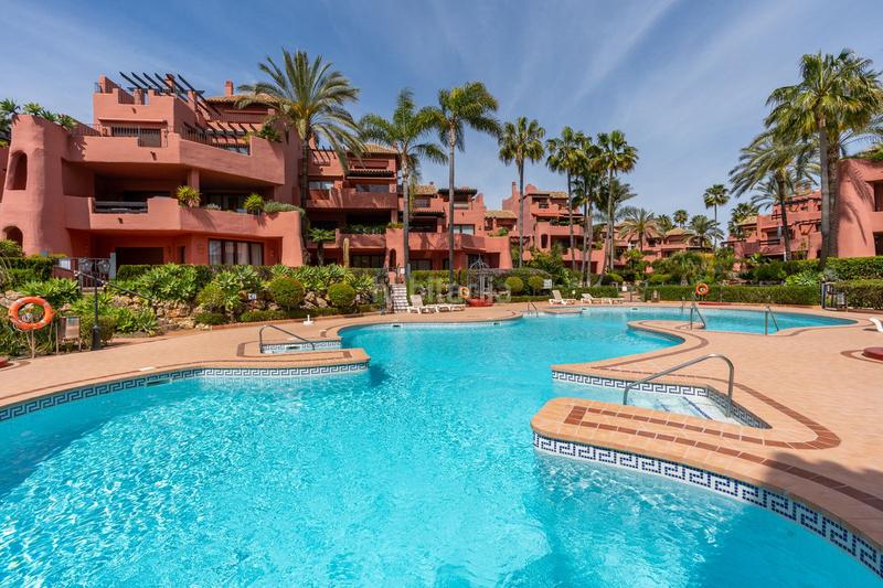 Foto 20d26d0f-c247-4400-ba1e-fc26afdbd169. Apartamento lujoso apartamento en planta baja esquinera con vistas al jardín, cocina renovada y piscina comunitaria en Estepona
