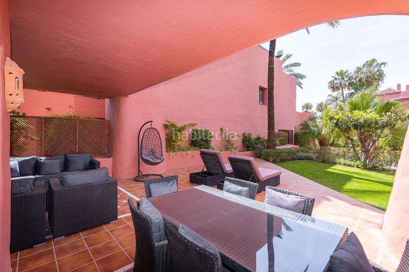 Foto 2fe47535-e43c-4e1b-9b75-1cca1ab6169b. Apartamento lujoso apartamento en planta baja esquinera con vistas al jardín, cocina renovada y piscina comunitaria en Estepona