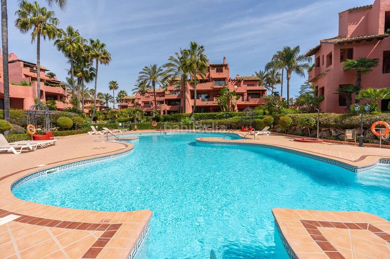 Foto 3158687f-eee2-4c74-a2ab-19ec8dba5efd. Apartamento lujoso apartamento en planta baja esquinera con vistas al jardín, cocina renovada y piscina comunitaria en Estepona