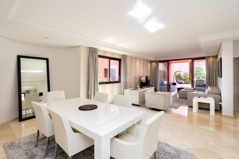 Foto 3b3ee001-2958-4ad1-b1c8-6ac2fd24153e. Apartamento lujoso apartamento en planta baja esquinera con vistas al jardín, cocina renovada y piscina comunitaria en Estepona