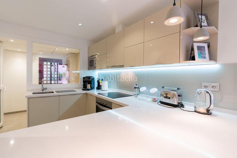 Foto 40fec569-7b77-4e5b-9d67-4da1fe298991. Apartamento lujoso apartamento en planta baja esquinera con vistas al jardín, cocina renovada y piscina comunitaria en Estepona
