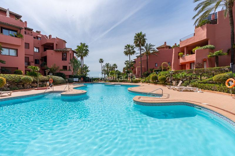 Foto 423583d7-e2ff-4872-899a-7733f89c4aa1. Apartamento lujoso apartamento en planta baja esquinera con vistas al jardín, cocina renovada y piscina comunitaria en Estepona