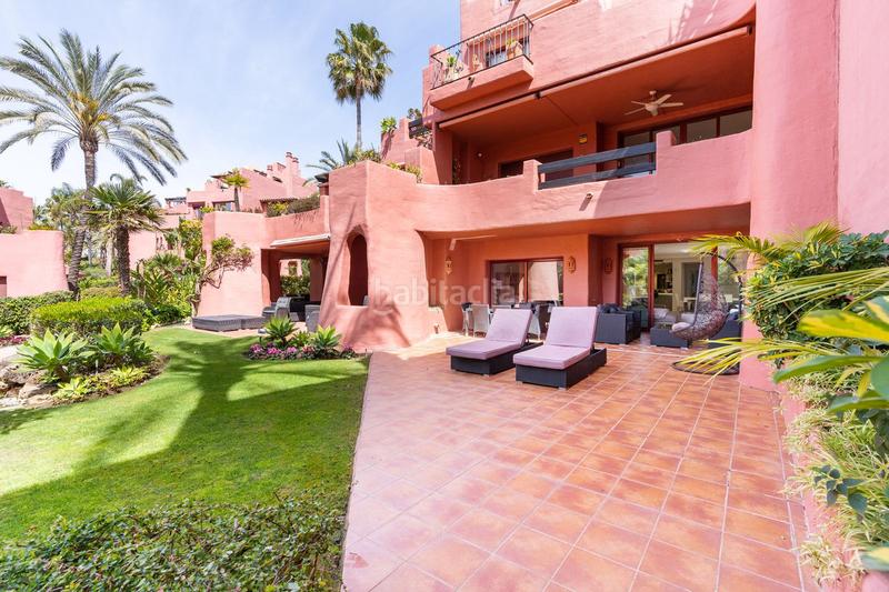 Foto 558b3269-d265-4ac9-bb3a-a128838e9b57. Apartamento lujoso apartamento en planta baja esquinera con vistas al jardín, cocina renovada y piscina comunitaria en Estepona