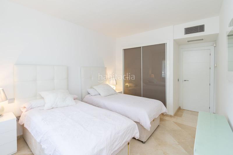 Foto 58a39f06-5772-4434-9468-caad9ae90925. Apartamento lujoso apartamento en planta baja esquinera con vistas al jardín, cocina renovada y piscina comunitaria en Estepona