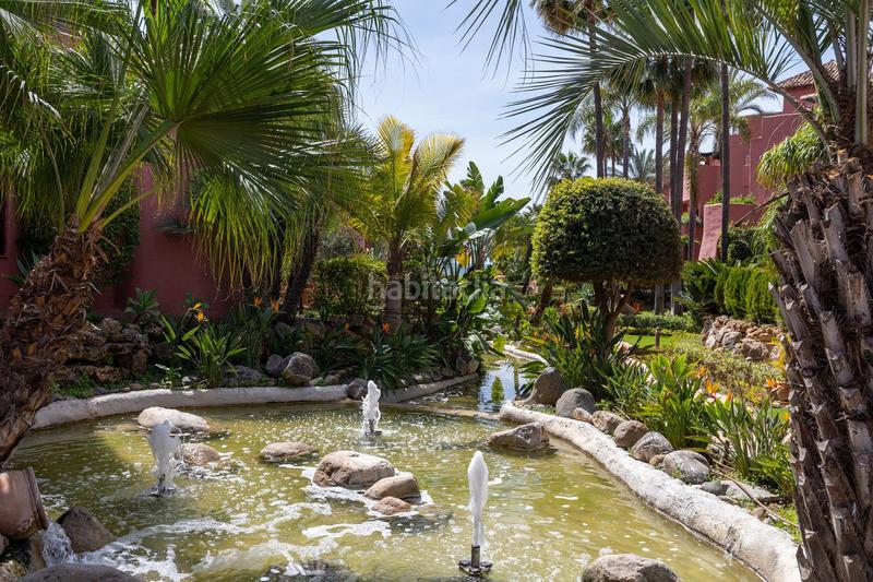 Foto 5fa2522a-9962-4a1e-af56-ad0fbced9b11. Apartamento lujoso apartamento en planta baja esquinera con vistas al jardín, cocina renovada y piscina comunitaria en Estepona