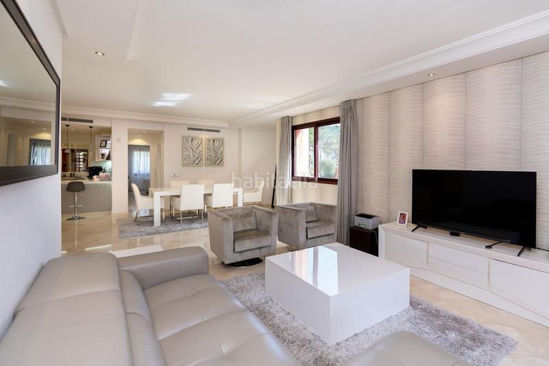 Foto 64a8994a-13dc-4786-889c-b0a1b456babc. Apartamento lujoso apartamento en planta baja esquinera con vistas al jardín, cocina renovada y piscina comunitaria en Estepona