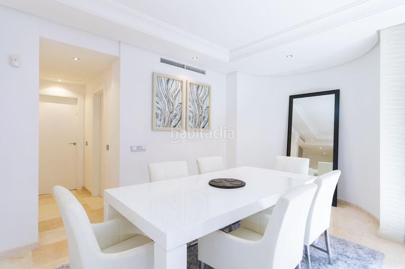 Foto 8268e6f3-c0a8-4fc5-8207-6990be984a4e. Apartamento lujoso apartamento en planta baja esquinera con vistas al jardín, cocina renovada y piscina comunitaria en Estepona