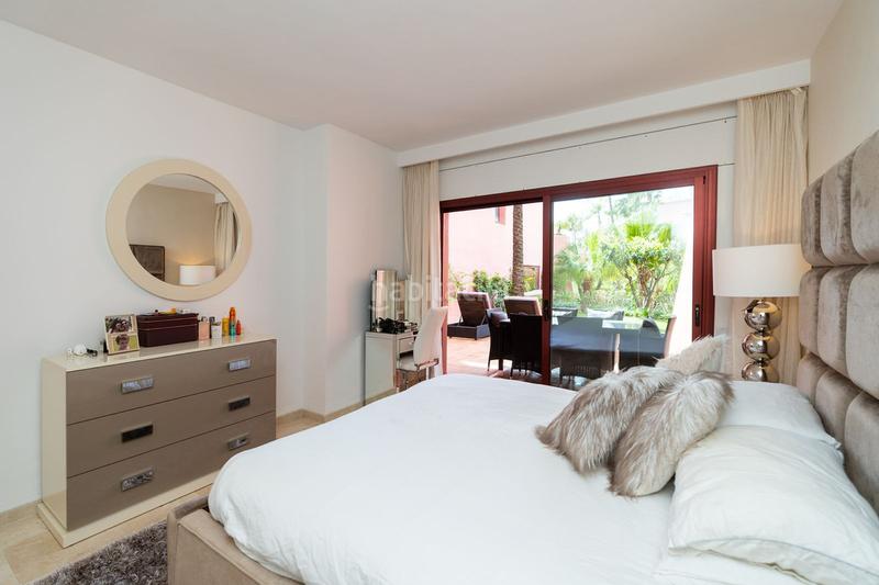 Foto 8d1a5829-c997-4c7f-9b85-d8fcc5f0115e. Apartamento lujoso apartamento en planta baja esquinera con vistas al jardín, cocina renovada y piscina comunitaria en Estepona