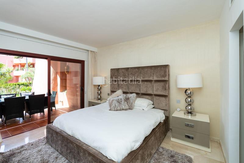 Foto 9034f31f-7d11-4005-8579-1afdecbf90f5. Apartamento lujoso apartamento en planta baja esquinera con vistas al jardín, cocina renovada y piscina comunitaria en Estepona