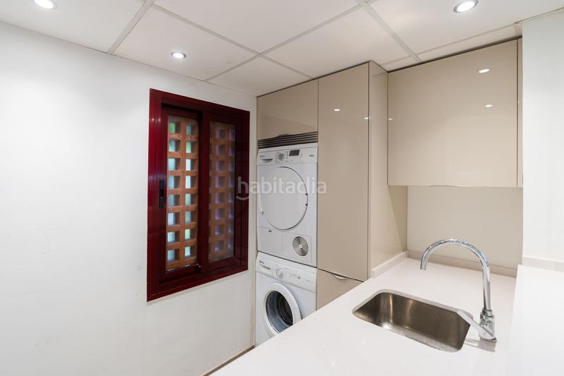 Foto be446d1b-ac4c-4fdf-9283-e07ef86bd167. Apartamento lujoso apartamento en planta baja esquinera con vistas al jardín, cocina renovada y piscina comunitaria en Estepona