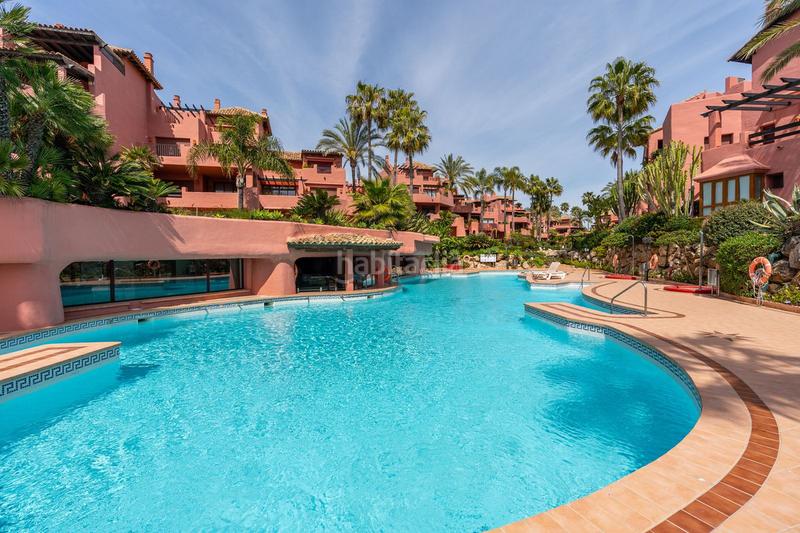 Foto c518e61a-7f31-4641-b0f7-fd459fe92667. Apartamento lujoso apartamento en planta baja esquinera con vistas al jardín, cocina renovada y piscina comunitaria en Estepona