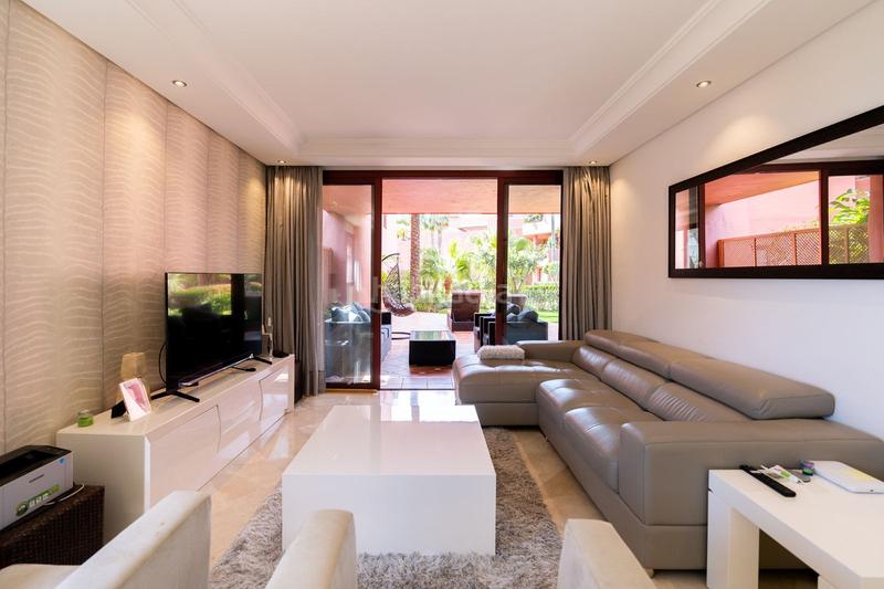 Foto c8d54ae6-4598-41e6-8620-643ea874fa62. Apartamento lujoso apartamento en planta baja esquinera con vistas al jardín, cocina renovada y piscina comunitaria en Estepona