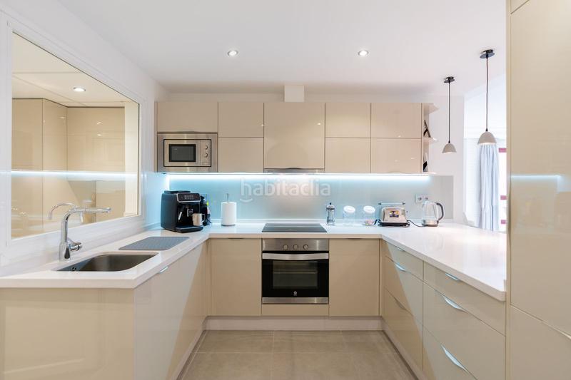 Foto d37a3dcc-7d95-4ab6-a0fe-356802bb3836. Apartamento lujoso apartamento en planta baja esquinera con vistas al jardín, cocina renovada y piscina comunitaria en Estepona