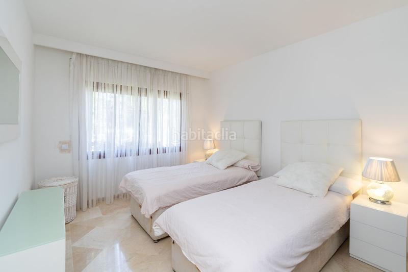 Foto e483ee3d-3952-439d-9e5d-f72e2b3f0392. Apartamento lujoso apartamento en planta baja esquinera con vistas al jardín, cocina renovada y piscina comunitaria en Estepona