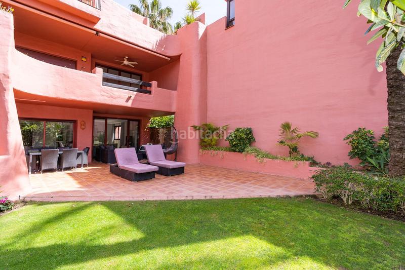 Foto fc9b040e-443a-4edd-9432-3f6bda526616. Apartamento lujoso apartamento en planta baja esquinera con vistas al jardín, cocina renovada y piscina comunitaria en Estepona