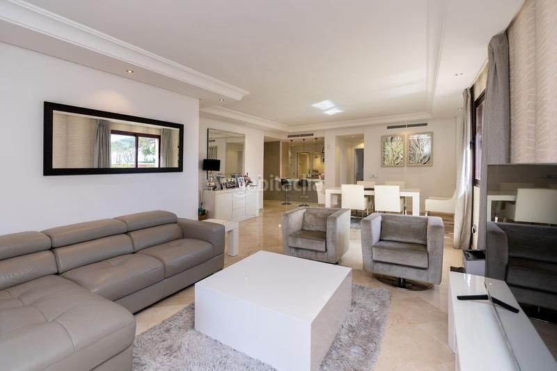 Foto fe4d4592-f9f3-4660-a63a-16bbc96aef86. Apartamento lujoso apartamento en planta baja esquinera con vistas al jardín, cocina renovada y piscina comunitaria en Estepona