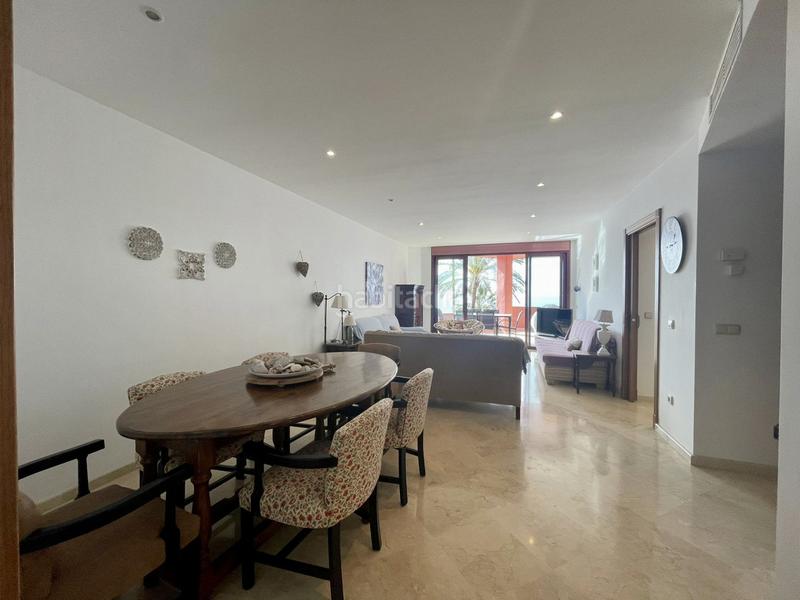 Foto 25ee8080-214b-4f10-b46b-41bca2d76d2a. Apartamento  de 3 dormitorios con terraza, jardín y piscinas en Estepona