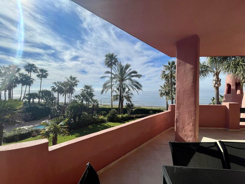 Foto 90f89ed9-a9c4-41f6-8ac0-a546d8bee5b4. Apartamento  de 3 dormitorios con terraza, jardín y piscinas en Estepona