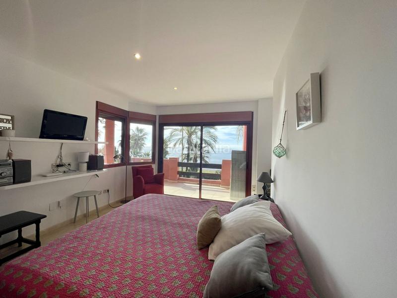 Foto db14d969-d7e9-40f8-be69-f43652310a4c. Apartamento  de 3 dormitorios con terraza, jardín y piscinas en Estepona