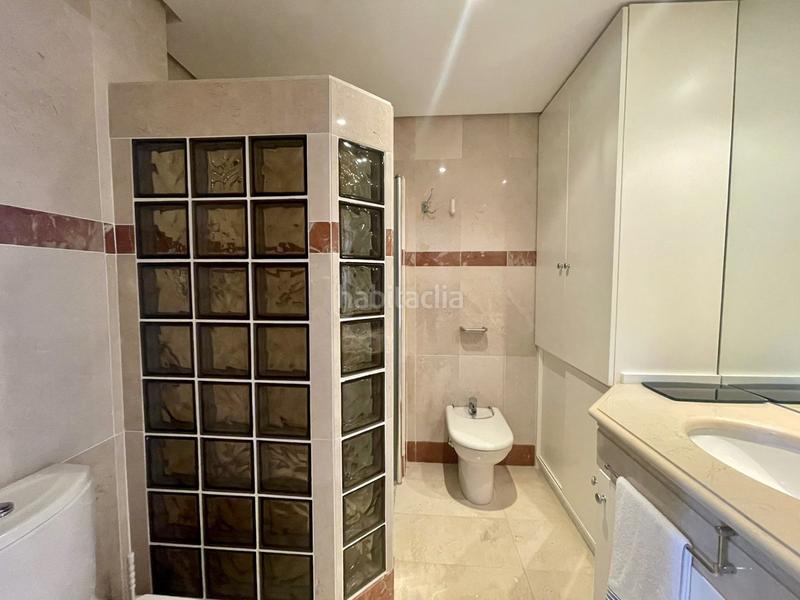 Foto f2eb663b-9e6f-4ed8-a413-87ccb50a30b4. Apartamento  de 3 dormitorios con terraza, jardín y piscinas en Estepona