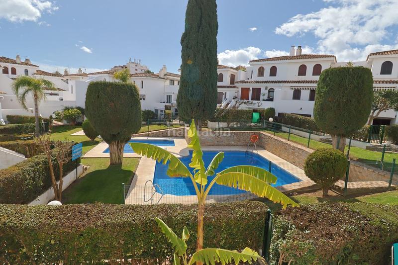Foto 22b7803a-9430-4400-83a0-704c5b323bf0. Casa adosada  reformada con estudio independiente, patio, jardín y piscina comunitaria en Estepona