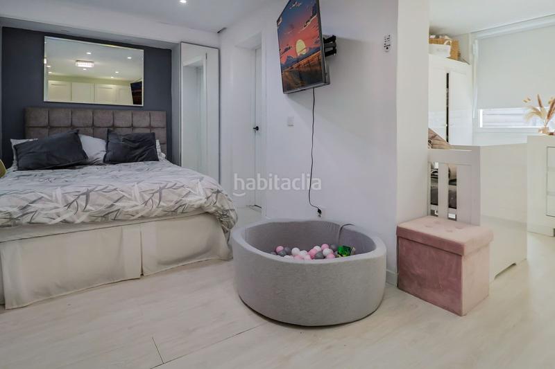Foto 4004909b-20fa-45dd-b9d5-c410f1e98c18. Casa adosada  reformada con estudio independiente, patio, jardín y piscina comunitaria en Estepona