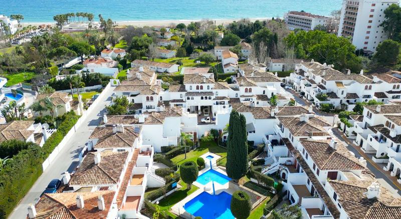 Foto 5e302bad-3d40-4c10-8eef-8442752d3d35. Casa adosada  reformada con estudio independiente, patio, jardín y piscina comunitaria en Estepona