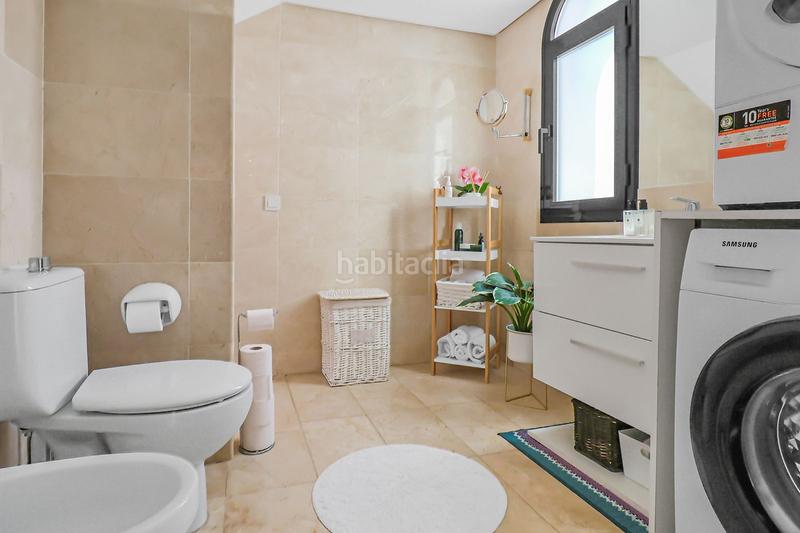 Foto 6b371504-f1cb-466c-a889-20473dff4102. Casa adosada  reformada con estudio independiente, patio, jardín y piscina comunitaria en Estepona