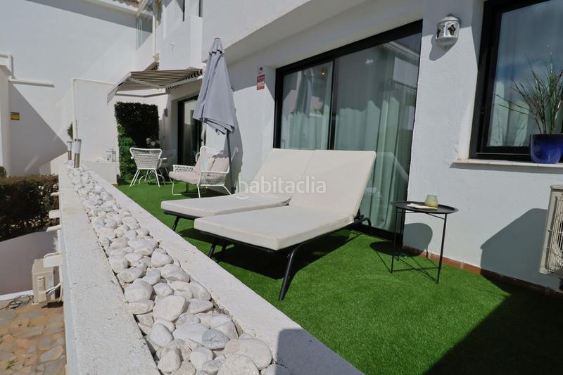 Foto 725e4361-19bd-4a70-b6da-add906b5f5ce. Casa adosada  reformada con estudio independiente, patio, jardín y piscina comunitaria en Estepona
