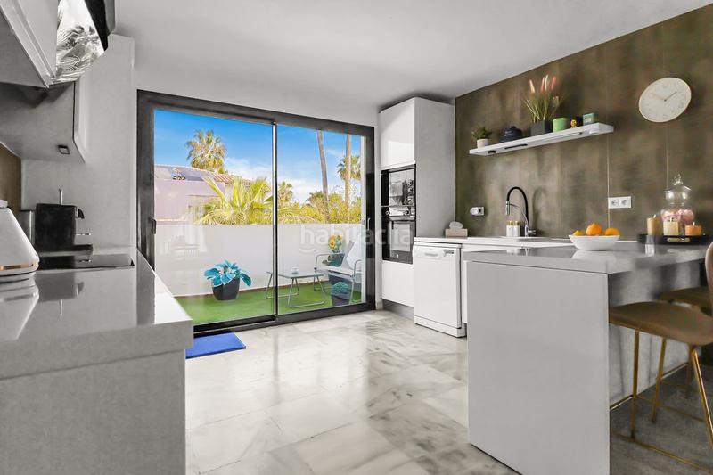 Foto 83ff2e25-d1aa-48ce-b314-4f9ce3443571. Casa adosada  reformada con estudio independiente, patio, jardín y piscina comunitaria en Estepona