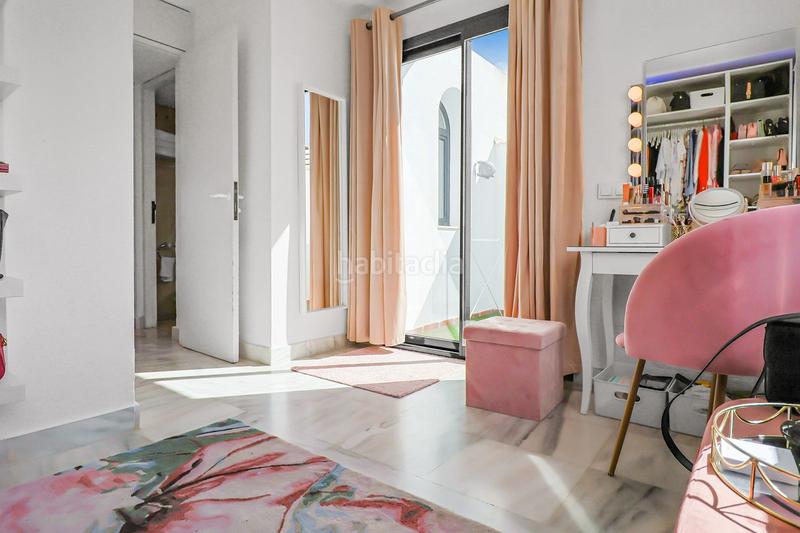 Foto a05bf8b8-224f-4e05-9963-d166406b5d2f. Casa adosada  reformada con estudio independiente, patio, jardín y piscina comunitaria en Estepona