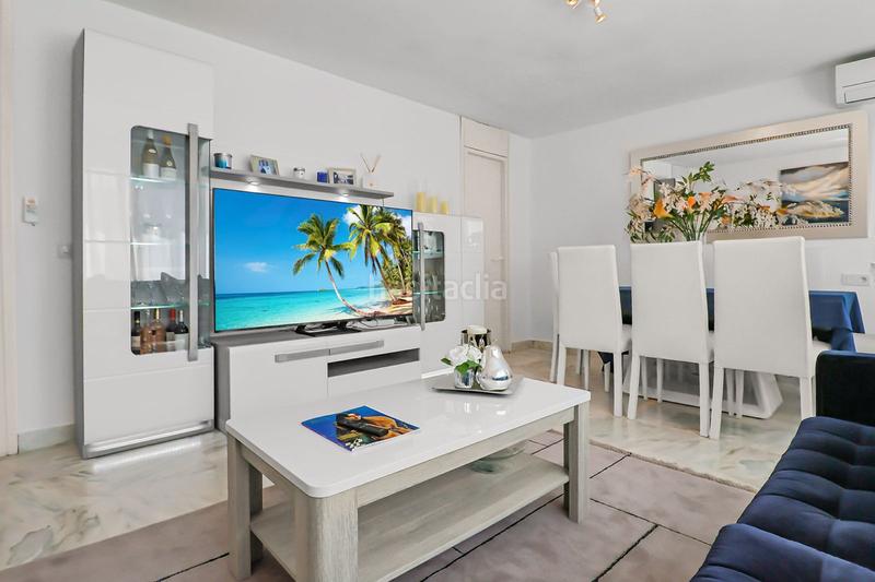 Foto c66bcd00-f539-48a2-b3fc-340a99cb5895. Casa adosada  reformada con estudio independiente, patio, jardín y piscina comunitaria en Estepona
