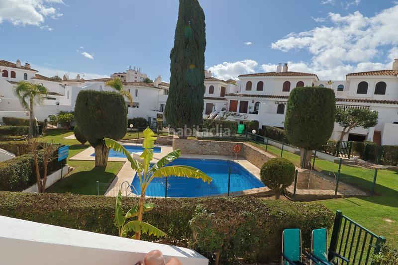 Foto c9d044ce-bcf5-4a62-931d-0a6213eea596. Casa adosada  reformada con estudio independiente, patio, jardín y piscina comunitaria en Estepona