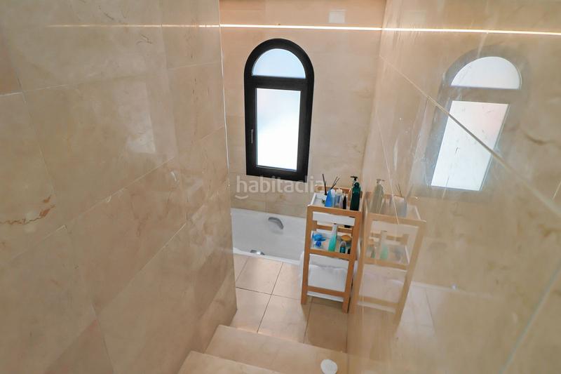 Foto cd0f852c-b509-4e3e-8774-3d0ac97974b5. Casa adosada  reformada con estudio independiente, patio, jardín y piscina comunitaria en Estepona