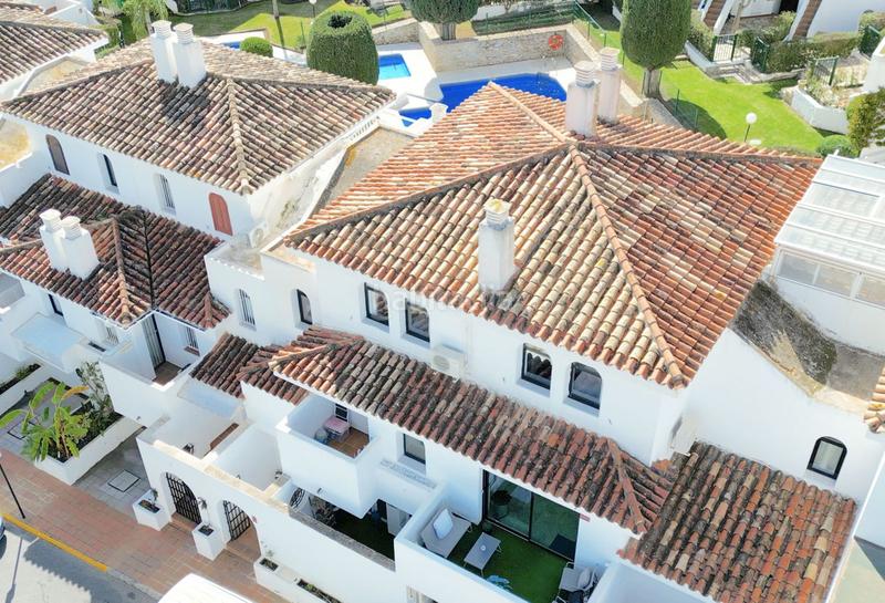 Foto dbaecad3-b701-4d7d-bf5f-d328b7ffed0c. Casa adosada  reformada con estudio independiente, patio, jardín y piscina comunitaria en Estepona