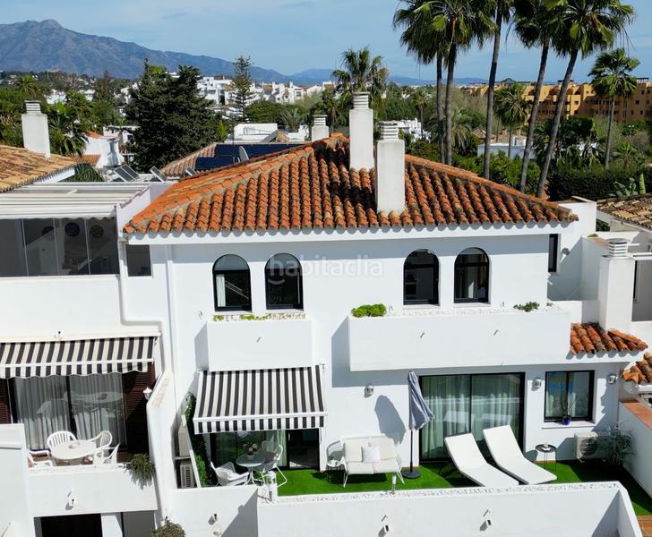 Foto ef597a72-2f5b-4a65-9eda-69c9432c1f72. Casa adosada  reformada con estudio independiente, patio, jardín y piscina comunitaria en Estepona