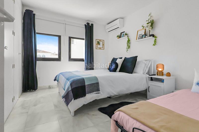 Foto f0f89439-e791-48de-8345-204ee682d844. Casa adosada  reformada con estudio independiente, patio, jardín y piscina comunitaria en Estepona