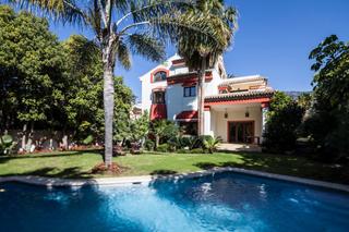Chalet  Arrabal rocio sur. Villa altos de puente romano: un oasis de lujo y exclusividad
