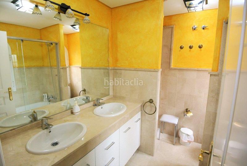 Foto d3c0d86a-ca42-430f-a2d5-313ab6be7585. Casa adosada vive el sueño mediterráneo en nagüeles: amplia casa adosada con piscina y vistas en Marbella