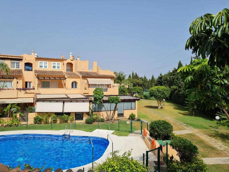 Foto f5cb15b9-f13a-455a-ba77-5888f72a1bb6. Casa adosada vive el sueño mediterráneo en nagüeles: amplia casa adosada con piscina y vistas en Marbella