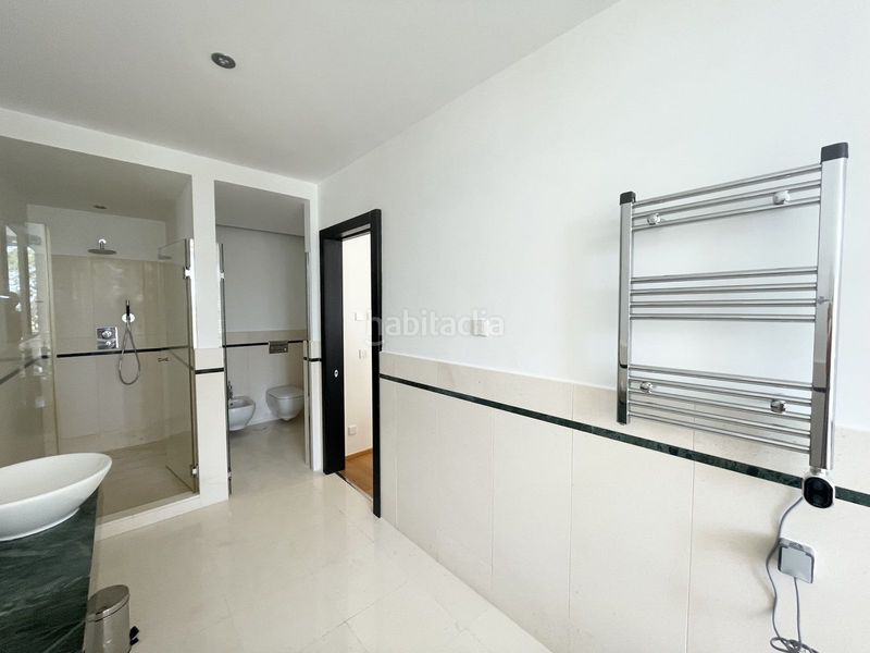 Foto b7c6d0ad-f120-44a9-bc2a-d6e16fad213c. Casa adossada amb piscina a Sierra Blanca Marbella