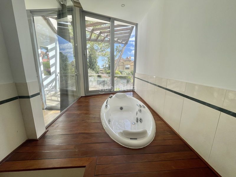 Foto c03e3c78-c59b-449d-b2d6-bdd789a1bd3e. Casa adossada amb piscina a Sierra Blanca Marbella