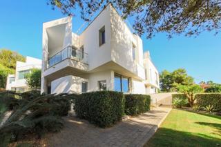 Casa aparellada  Calle verdi. Un oasis de lujo en meisho hills: villa adosada con piscina priv